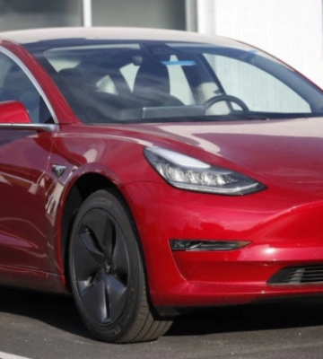 У Рівному перед судом постав водій Tesla, який не надав перевагу в русі «швидкій»