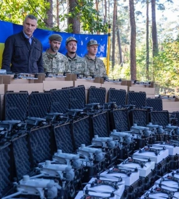 Громада Києва передала бійцям на фронт нову партію дронів і автомобілів – Кличко