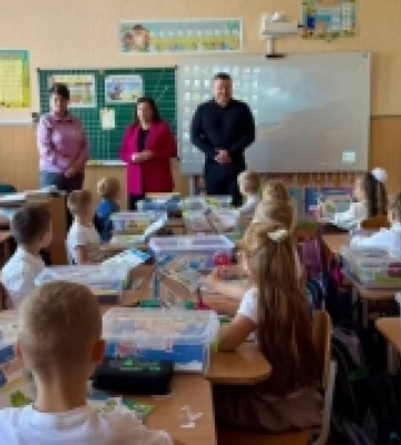 У Нововолинській громаді першокласники отримали електронні квитки для проїзду