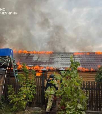 Россияне ударили по селу в Лиманском районе: вспыхнул пожар