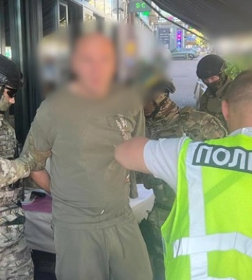 $82 000 за допомогу у перетині кордону: в Києві поліція затримала організатора схеми. ФОТОрепортаж