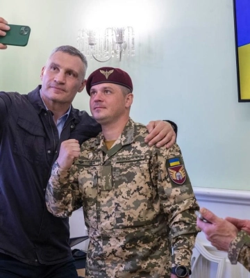 Громада Києва передала бійцям на фронт нову партію дронів і автомобілів – Кличко