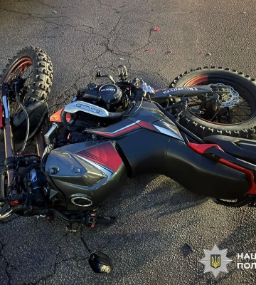 У Житомирі автомобіль під час маневру повороту підставився під мотоцикл: поранено юнака