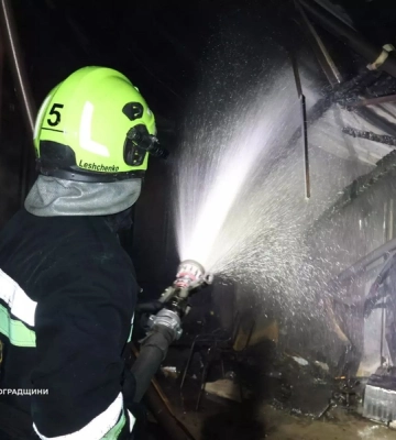 Гараж та два автомобілі згоріли на Кіровоградщині