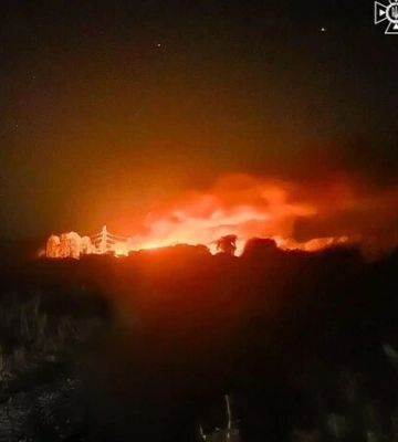 Рятувальники показали пожежі, що виникли на Дніпропетровщині через ворожі атаки
