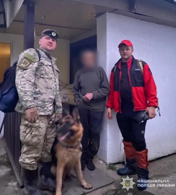 На Закарпатті службовий пес відшукав літнього чоловіка, який всю ніч проблукав у лісі, - поліція