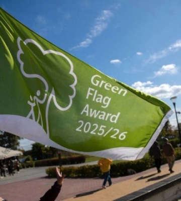 На Оболонском острове в Киеве подняли первый в Украине Green Flag