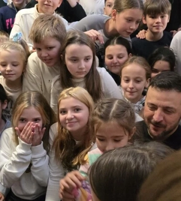 «На цьому стільці сидів Зеленський». Засновниця української школи в Будапешті показала річ, якою пишаються учні 