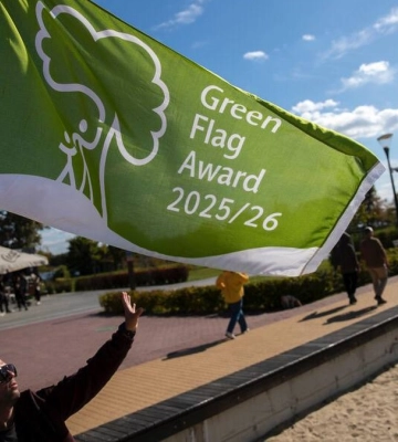 На Оболонском острове в Киеве подняли первый в Украине Green Flag