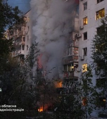 Наслідки нічного удару РФ по Запоріжжю: три людини поранені, спалахнули пожежі у будинках. ВІДЕО+ФОТОрепортаж