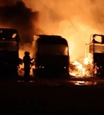 Російські дрони влучили в автостоянку у Сумах - загорілися вантажівки. ВIДЕО