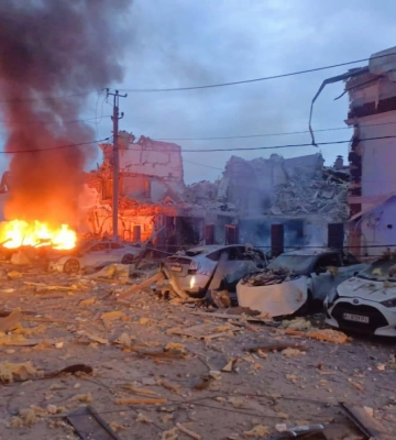 Киевская область под обстрелом: в результате ударов врага загорелись дома и авто, есть пострадавшие (Видео)