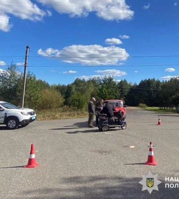 На Житомирщині внаслідок ДТП потрапила до лікарні літня пасажирка скутера-трицикла
