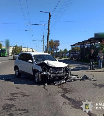 У Житомирі внаслідок зіткнення легковика та кросовера постраждав водій останнього автомобіля