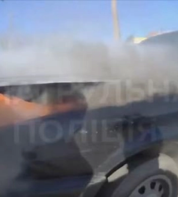 У Луцьку на дорозі загорілось авто. Відео
