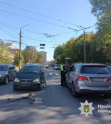 У Вінниці під колеса автомобіля Mercedes потрапив маленький хлопчик на електросамокаті