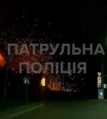 Патрульні допомагають постраждалим після російського нічного обстрілу у Запоріжжі. ВIДЕО