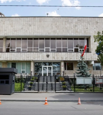 Стелю посольства Польщі у Києві пробила ракета
