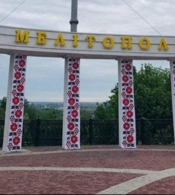 В оккупированном Мелитополе ГУР взорвало авто с операторами дронов – видео