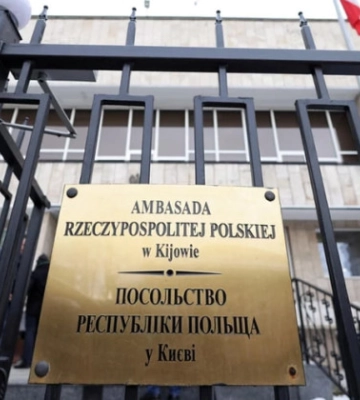 Російська ракета пробила дах посольства Польщі в Києві