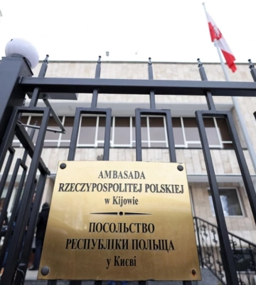 Ракета упала на посольство Польши в Киеве: пробит потолок, пострадавших нет