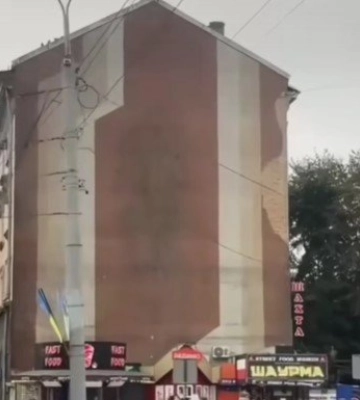 Із фасаду будинку в центрі Рівного демонтували радянське панно