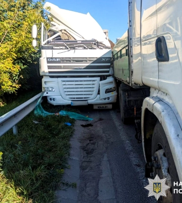 На Рівненщині внаслідок потрійної ДТП на трасі постраждав один із водіїв. ФОТО