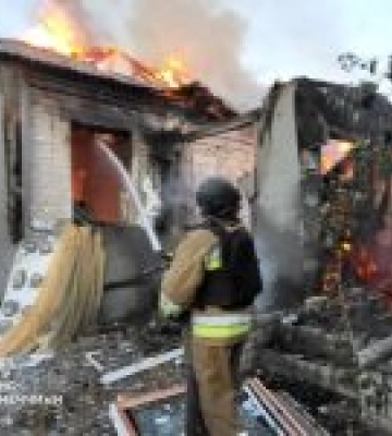 На Донеччині рятувальники врятували чотирьох осіб з-під завалів після обстрілу