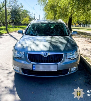 На Рівненщині маленька велосипедистка раптово виїхала на дорогу і потрапила під легковик. ФОТО