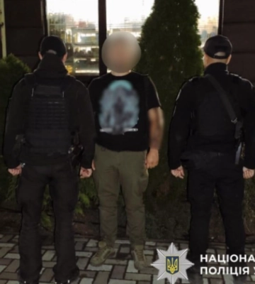 Вимагав повернути подарований телефон: під Києвом чоловік у салоні краси погрожував колишній гранатою