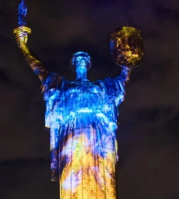 Монумент «Батьківщина-Мати» ожив лазерно-світловою інсталяцією Expolight у рамках Brand Ukraine International Conference