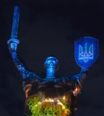 Монумент «Батьківщина-Мати» ожив лазерно-світловою інсталяцією Expolight у рамках Brand Ukraine International Conference