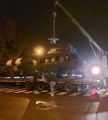 У Полтаві демонтували з постаменту вертоліт Мі-2