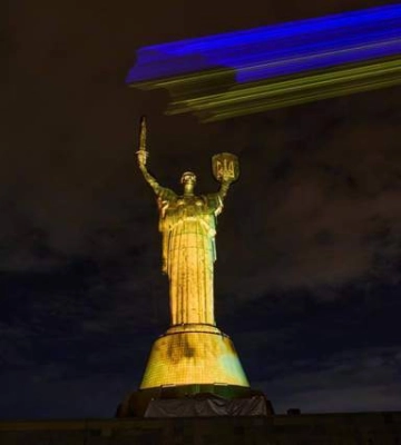 Монумент «Батьківщина-Мати» ожив лазерно-світловою інсталяцією Expolight у рамках Brand Ukraine International Conference