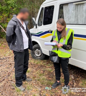 На Житомирщині поліцейські затримали переправника, який віз ухилянтів до кордону. ФОТО