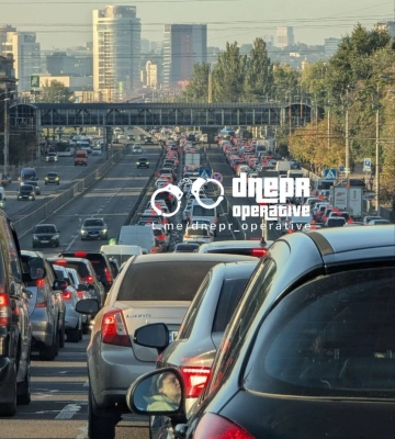 Кілометрові черги автівок: рух у центр Дніпра паралізовано