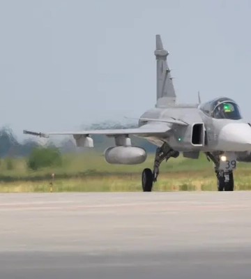 Стармер в Киеве: Великобритания оплатит поставку самолетов Gripen Украине