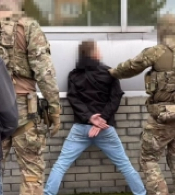 СБУ затримала коригувальника ФСБ, який наводив комбіновані атаки рашистів по військових заводах на заході України