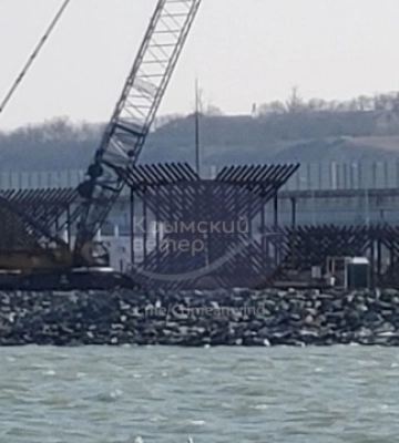 Росіяни топлять «їжаки» під Кримським мостом, щоб захиститися від українських дронів - соцмережі