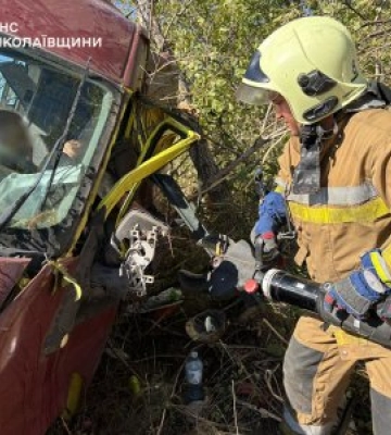 Ford Transit перекинувся біля Коблівської громади: рятувальники визволяли водія