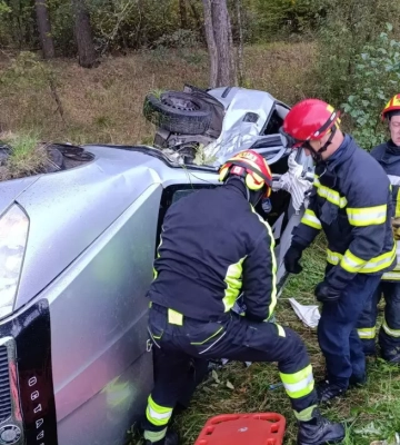 На Житомирщині бійці ДСНС дістали із понівеченого у ДТП автомобіля тіло загиблого водія. ФОТО