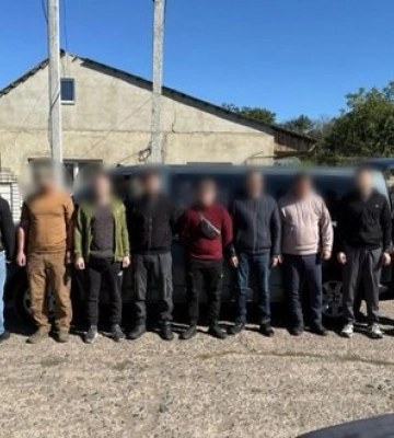 На Одещині прикордонники затримали 6 чоловіків призовного віку: вони їхали до Молдови. ФОТО