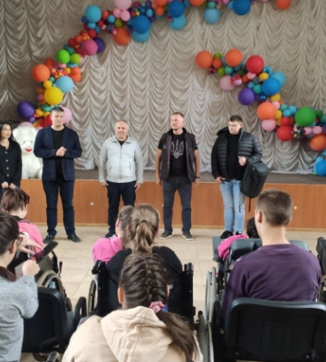 Працівники Дніпропетровського окружного адміністративного суду разом із захисником України відвідали дитячий будинок