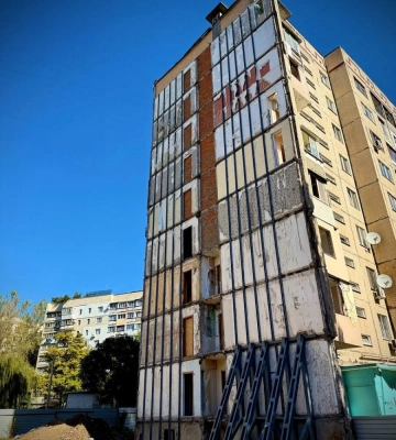 В Одесі триває відновлення пошкодженої внаслідок атаки РФ багатоповерхівки на Князя Володимира Великого
