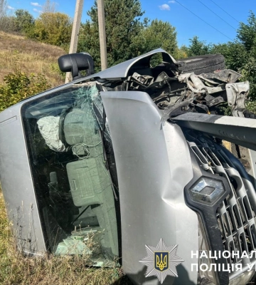 Смертельна ДТП на Київщині: мікроавтобус практично нанизався на відбійник. ФОТО