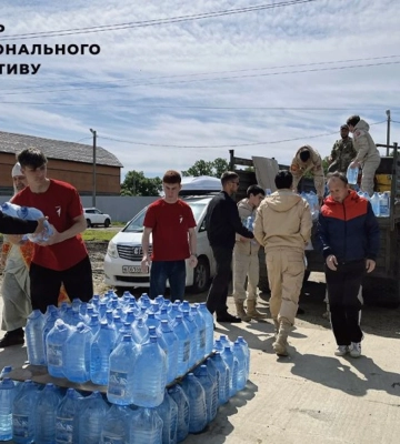 В окупованому Донецьку дітей змушують розвозити воду замість навчання - ЦНС