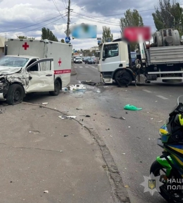 В Одесі карета швидкої допомоги врізалась у вантажівку — троє постраждалих