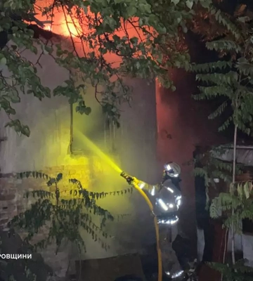 Масштабна пожежа у Дніпрі: спалахнула покинута будівля