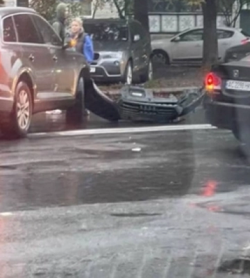 На Волині водій Audi в’їхав у паркан і бетонну стіну