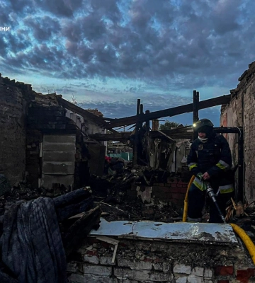 Рятувальники гасили пожежу після атаки рашистів на Сумщині: загинули четверо